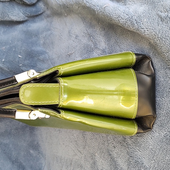 Beijo faux leather green/black color block shoulder bag. GUC. Preloved - Picture 4 of 15